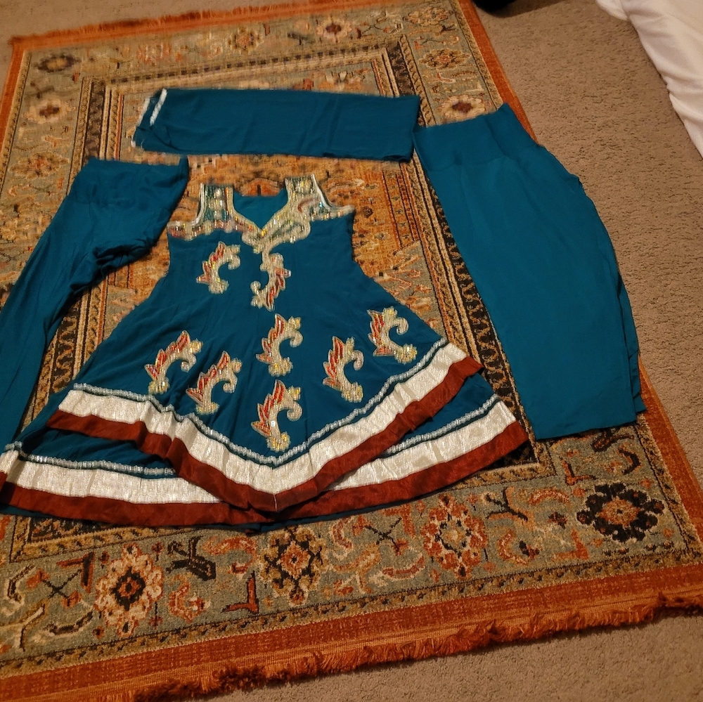Green 4 pieces suits Pakistani embroidery clothes.